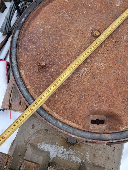 Właz żeliwny okrągły  fi 70 cm - dostępne  szt.3