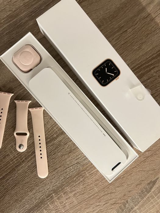Смарт годинник Apple Watch series 5 gold aluminium case 40мм