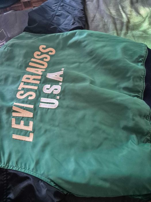 Várias peças de roupa novas e smi novas da marca Levis e decénio
