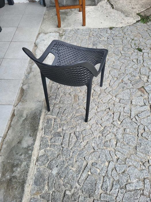 Cadeiras e mesas em plástico esplanada