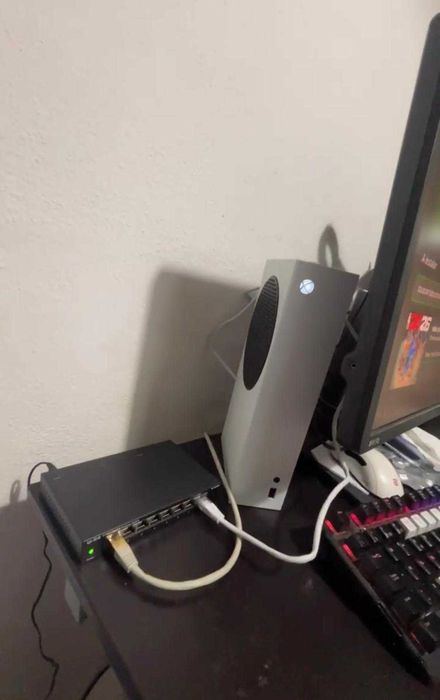 XBOX SERIES S (comando incluido) - Praticamente nova