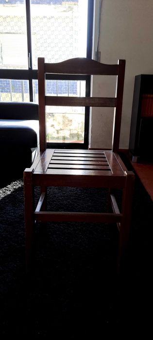 4 cadeiras em madeira