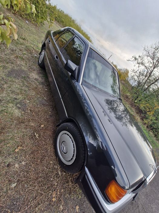 Mercedes w124 в кузові седан 1992 року випуску