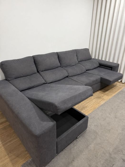 Sofá cinza de 3 lugares e chaise longue