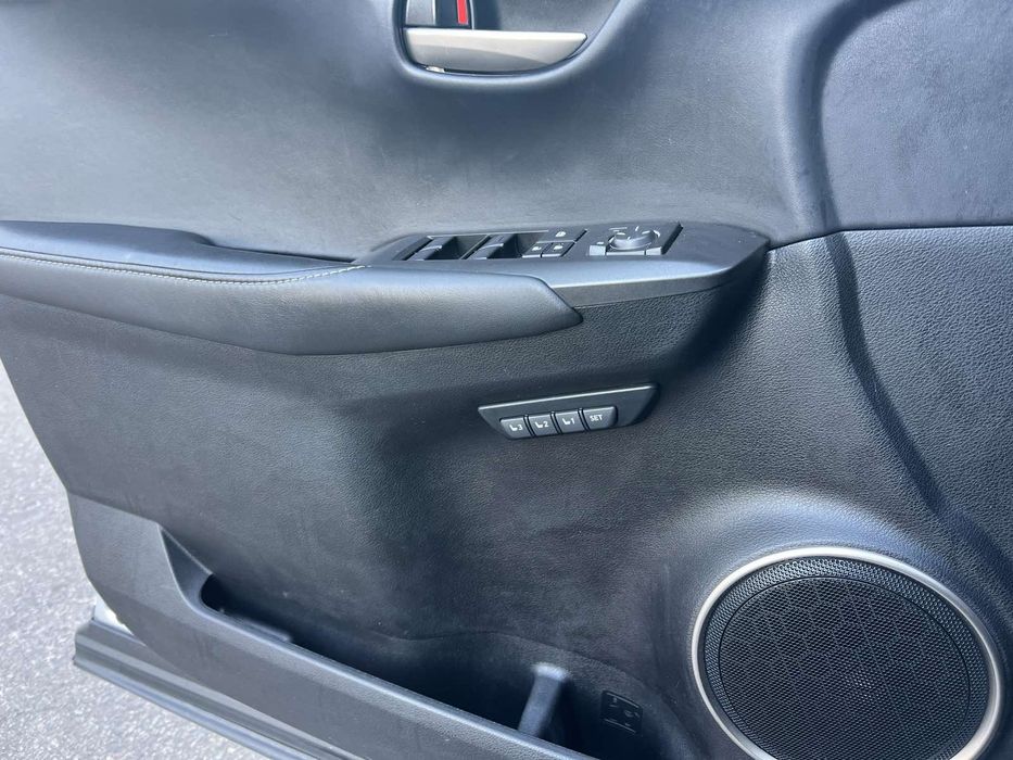 Продаю Lexus NX 200