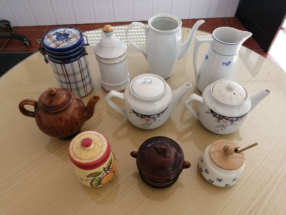 caixote com 10 bules e jarras