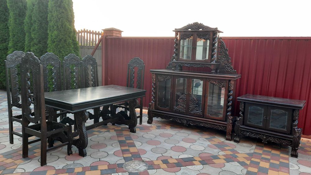 Комплект столовый резной