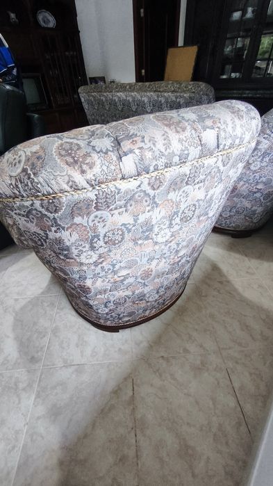Conjunto de Sofás Clássicos (Sofá-Cama 3 Lugares + 2 Cadeirões) – Excelente Estado