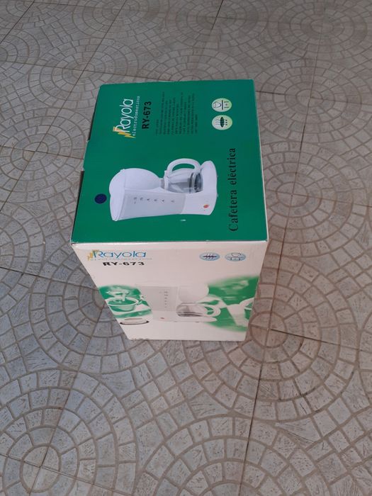 Cafeteira elétrica Rayola nova com caixa.