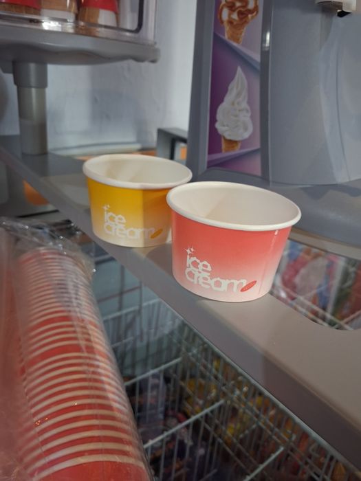 Copos de gelado e colheres