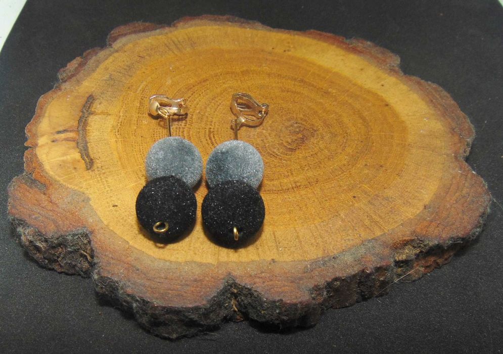 Zamszowe czarno-szare kulki klipsy