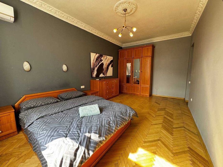 Оренда подобово сучасної 3к квартири, м. Палац Спорту (2 хвилини)