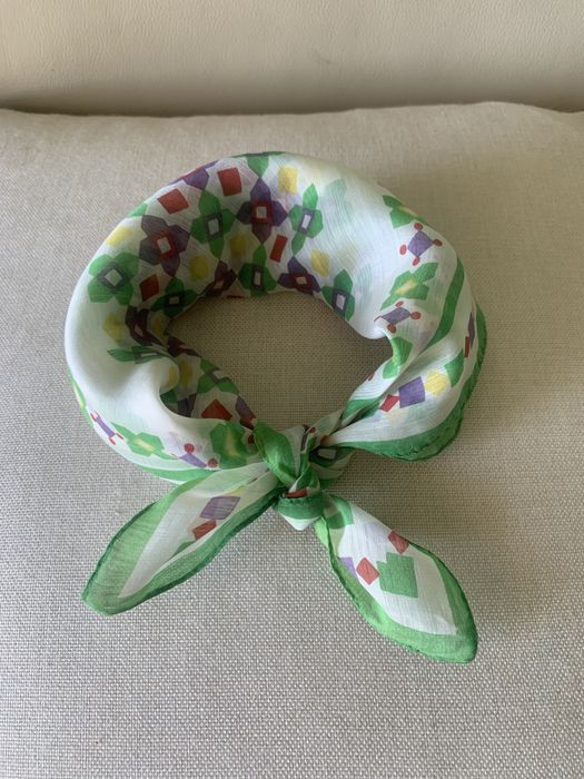 Damska apaszka we wzory.