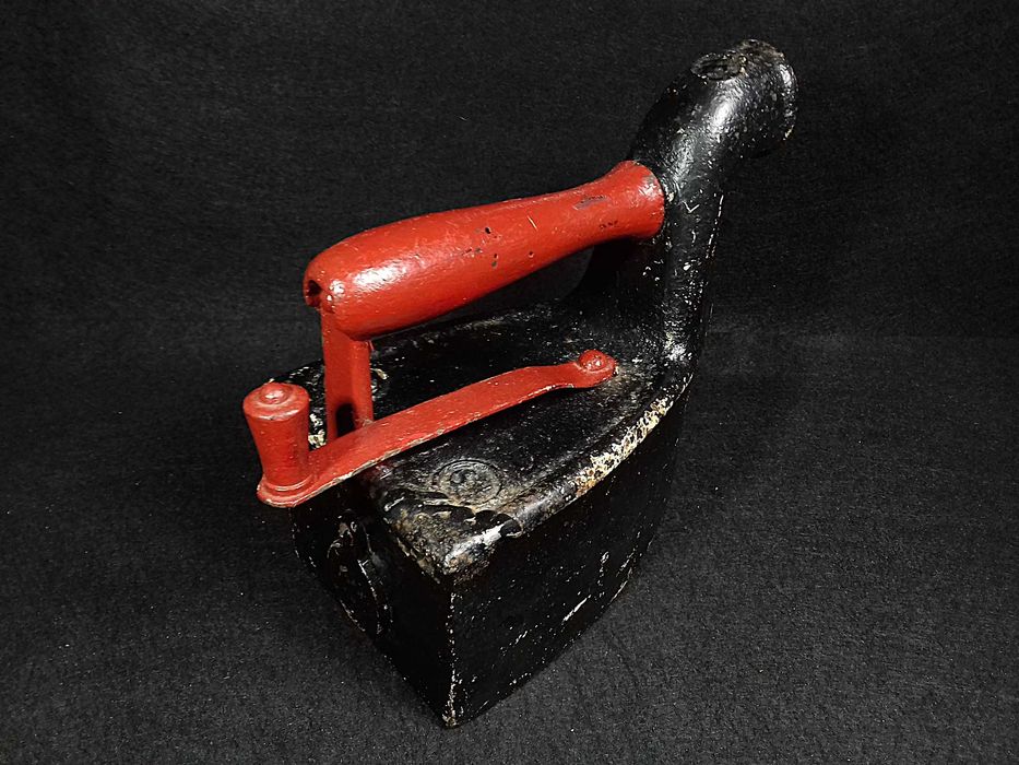 Modelo de Ferro de Engomar antigo, a carvão vegetal!