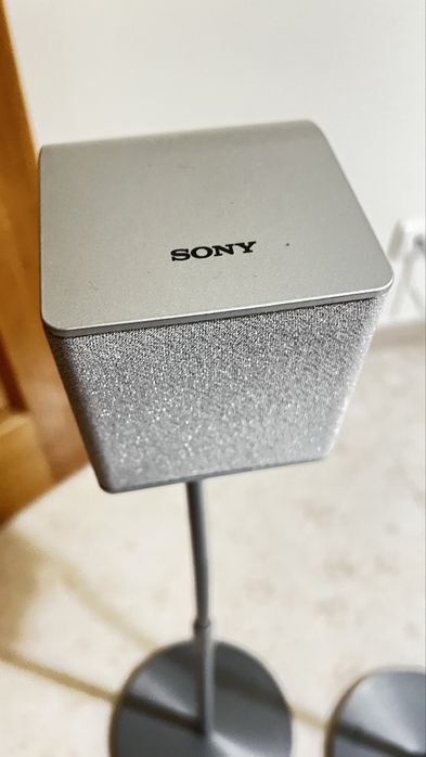 Colunas Sony com pé alto