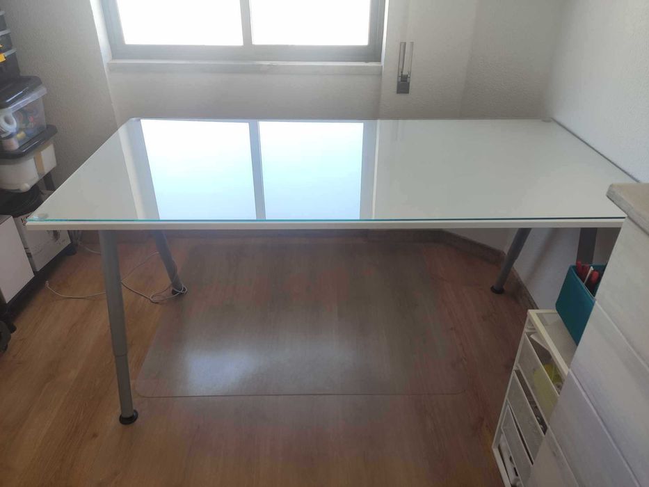 Mesa/secretária com tampo de vidro e altura dos pés ajustáveis