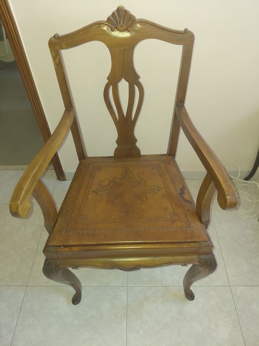 Cadeirão antigo em pele