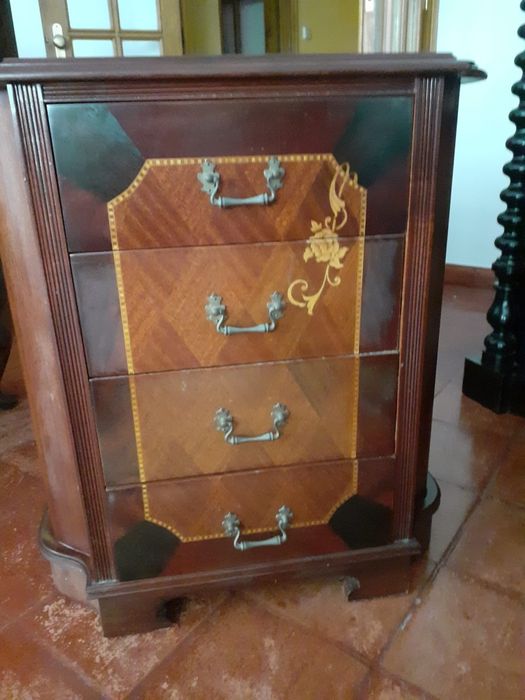 Quarto com 2 camas, escrivanhina e uma mesinha de cabeceira