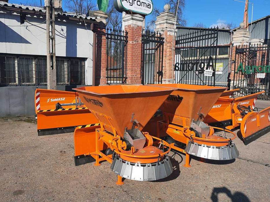 Rozsiewacz MOTYL POM Augustów piaskarka posypywarka solarka piasku sól