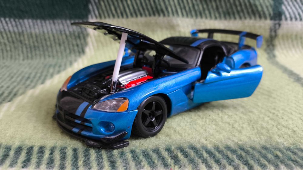 Машинка Dodge Viper SRT10 ACR 1:24 Bburago