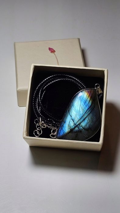 Labradoryt naturalny wisiorek.