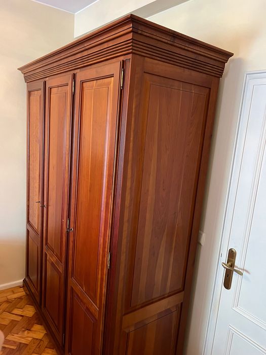 Armário roupeiro em madeira cerejeira