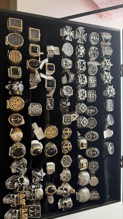 Pulseiras e aneis em aço