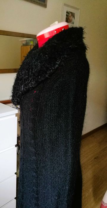 Vestido / Camisola de Malha Preta com Gola de Pelo.
