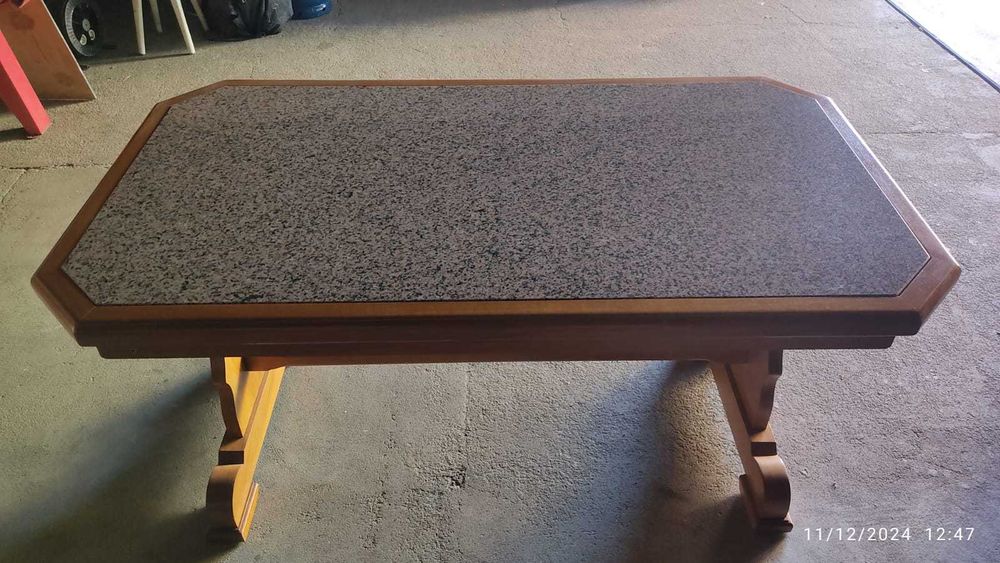 Mesa de madeira com pedra granito
