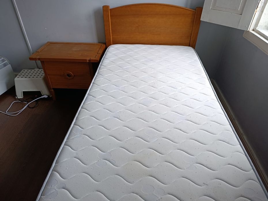 Cama solteiro conservada