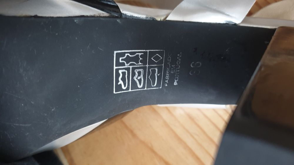 Sandálias em pele com plataforma