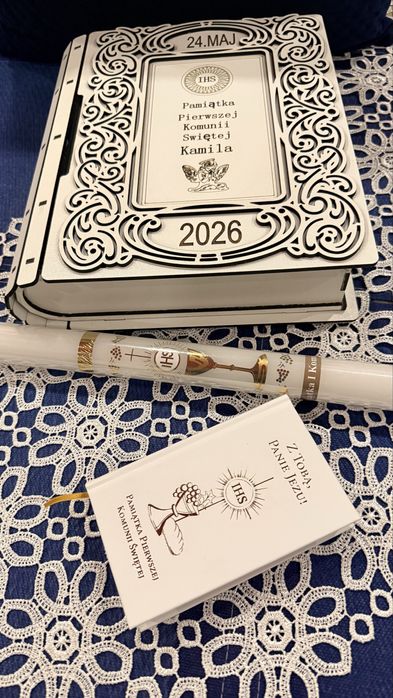 Personalizowana pamiątka Pierwszej Komunii Świętej w formie eleganckiego, drewnianego pudełka w kształcie książki