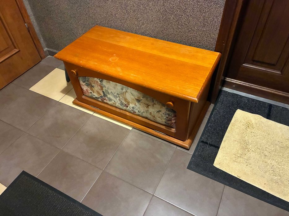 Komplet mebli drewnianych do przedpokoju.