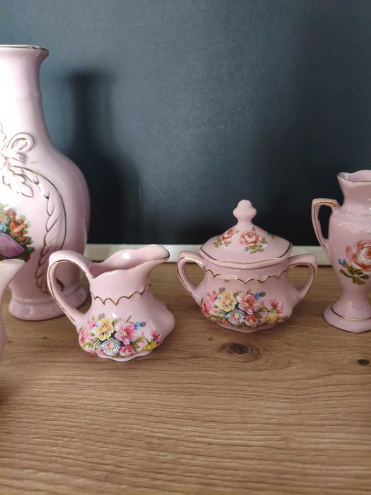 Zestaw miniatur kolekcjonerskich z różowej porcelany Czechy