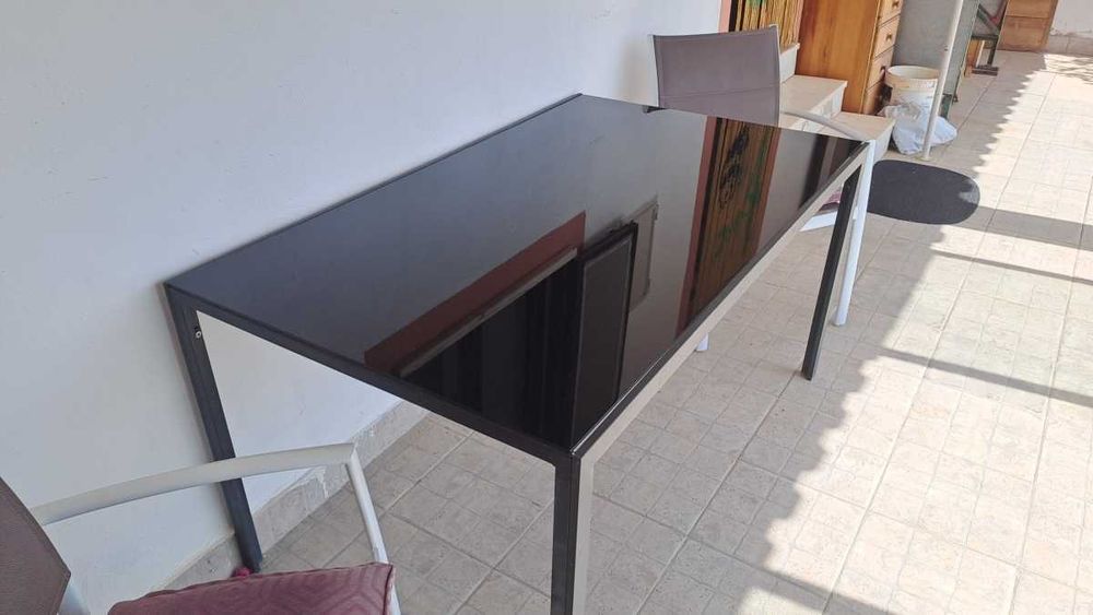 Mesa de vidro preta e 4 cadeiras