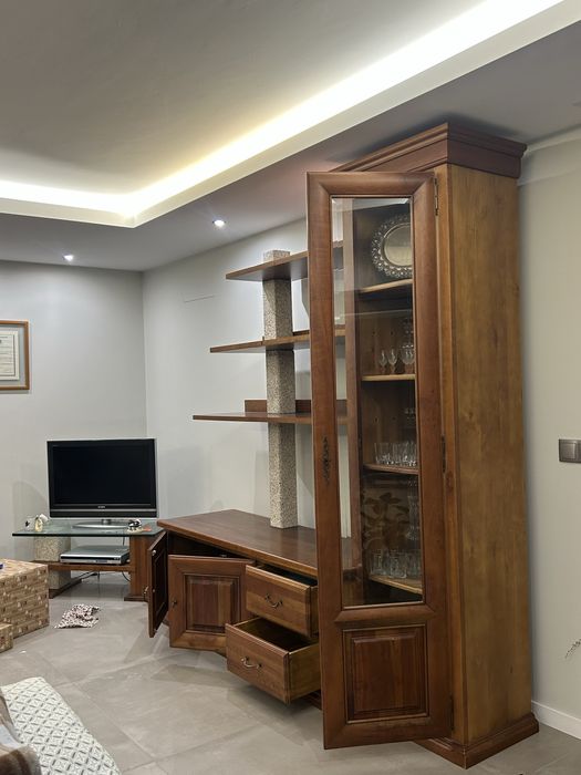 Movel de sala, cristaleira com estante- cerejeira
