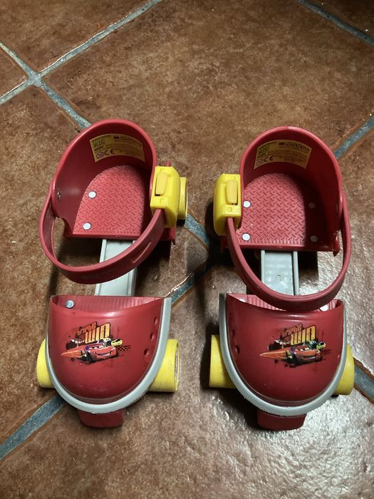 Patins de criança como novos do Cars
