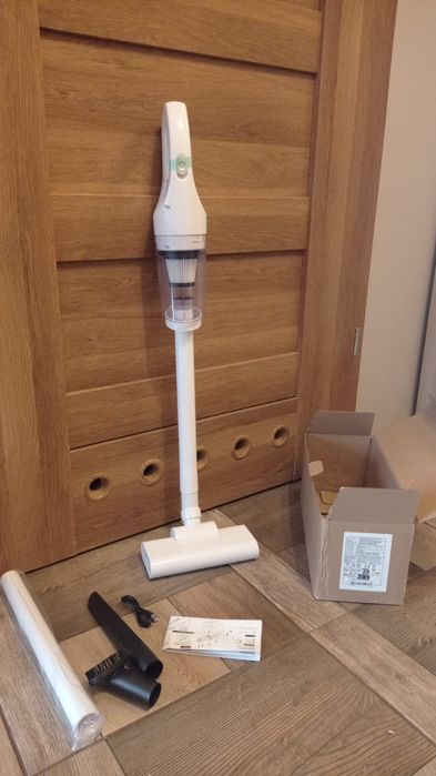 Nowy biały przenośny odkurzacz