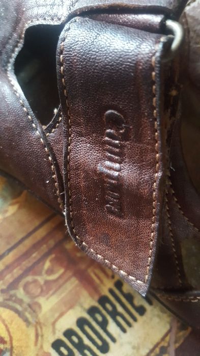 Sandálias em pele, n.42, novas.