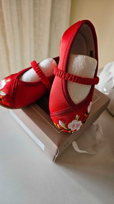 Vendo sapatos de criança novos.