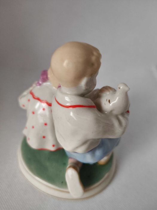 Статуетка порцелянова "Діти з голубами"