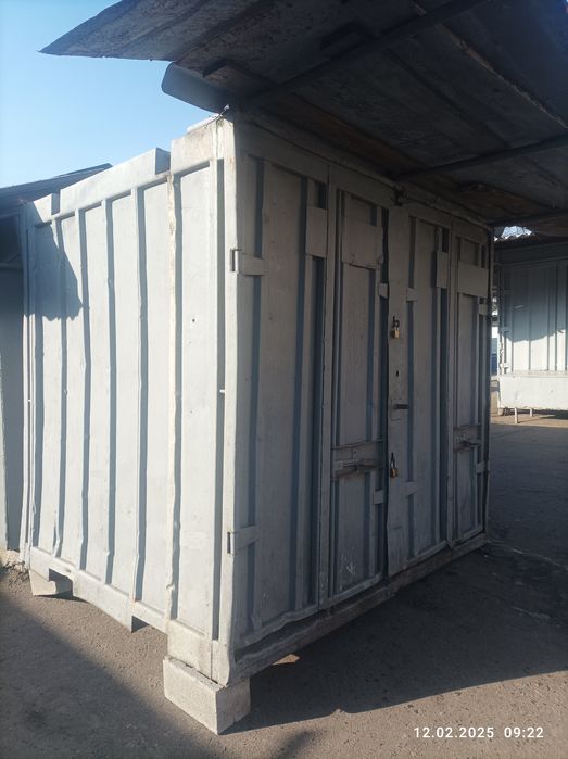 Продам контейнер пятітонний в центре продуктового ринка з місцем.
