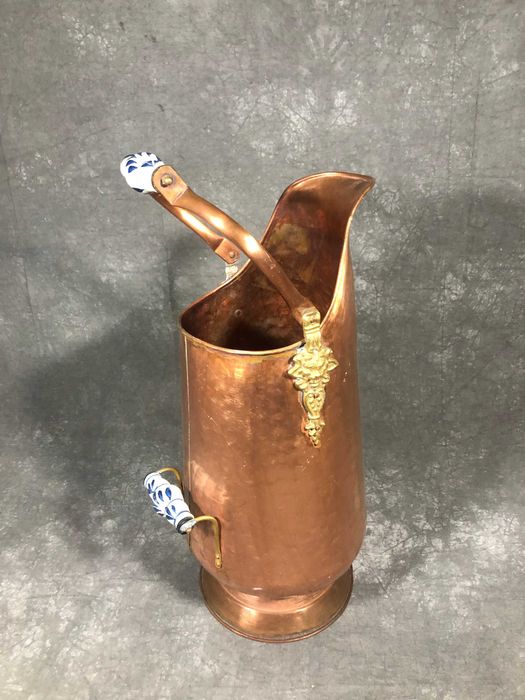 Balde de carvão de cobre antigo