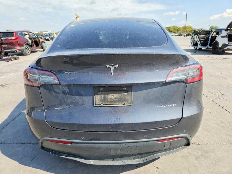 Tesla Model Y 2021;