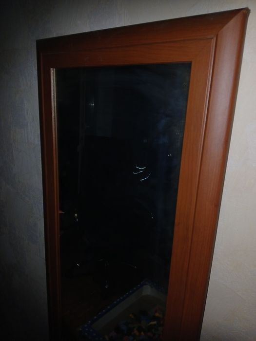 Зеркало в раме, коричневое