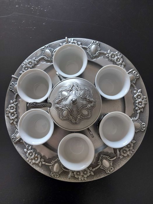 Conjunto Café em Porcelana e Metal c/ Prato + Açucareiro + 6 Chávenas