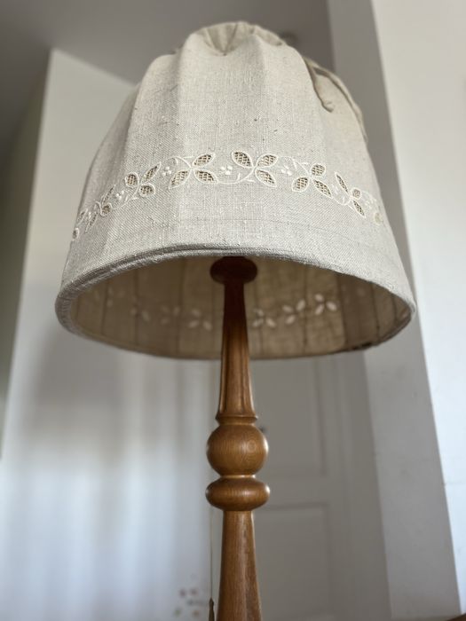 Lampa podlogowa vintage w stylu rustykalnym