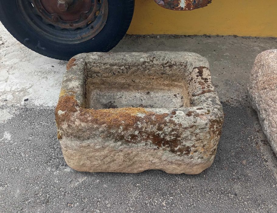 Antiga pia em pedra (60 x 52 x 29 cm)