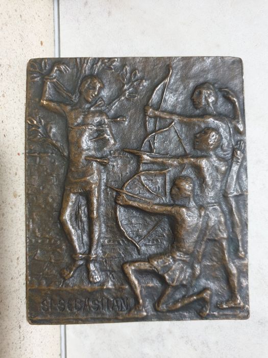 Antiga placa de suspensão mural "São Sebastião" em bronze