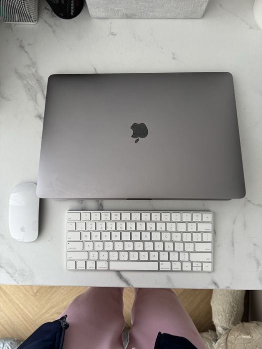 Zestaw laptop + klawiatura + myszka Apple MacBook Pro 15” i9 / 32GB RAM / 4TB SSD + Magic Keyboard + Magic Mouse